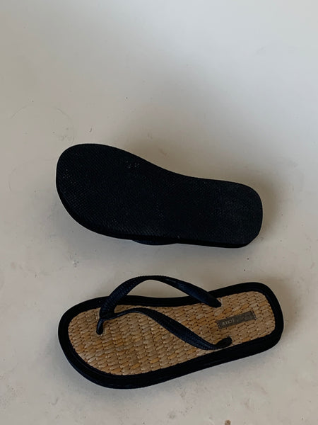 2000s J.Crew flip flops